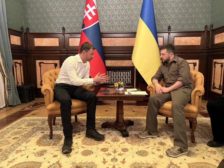 Zľava: Premiér SR Eduard Heger a prezident Ukrajiny Volodymyr Zelenskyj počas stretnutia v Kyjeve pri príležitosti pracovnej cesty na Ukrajine. Bratislava, 9. apríl 2022 (Foto: SITA/Úrad vlády SR)