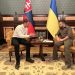Zľava: Premiér SR Eduard Heger a prezident Ukrajiny Volodymyr Zelenskyj počas stretnutia v Kyjeve pri príležitosti pracovnej cesty na Ukrajine. Bratislava, 9. apríl 2022 (Foto: SITA/Úrad vlády SR)