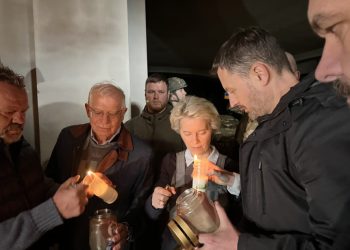 Sprava: Premiér SR Eduard Heger a predsedníčka Európskej komisie (EK) Ursula von der Leyen počas návštevy mesta Buča, vzdialeného niekoľko kilometrov od Kyjeva pri príležitosti pracovnej cesty na Ukrajine. Bratislava, 8. apríl 2022 (Foto: SITA/Úrad vlády SR)