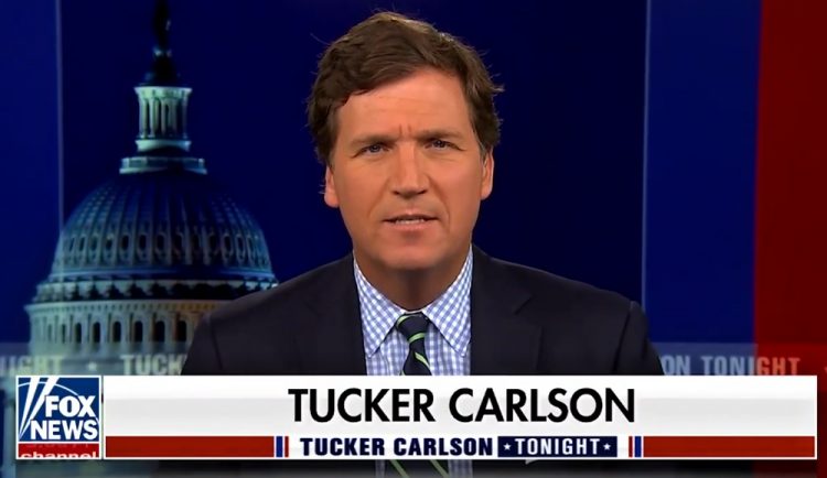 Televízny komentátor Tucker Carlson (Foto z videa: facebook.com/TuckerCarlsonTonight)