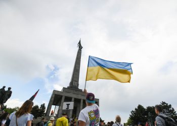 Účastníci počas zhromaždenia iniciatívy Mier Ukrajine s názvom Deň obetí rašizmu (ruského fašizmu) pri pamätníku Slavín. Bratislava, 9. máj 2022 (Foto: SITA/Martin Medňanský)