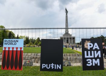 Atmosféra počas zhromaždenia iniciatívy Mier Ukrajine s názvom Deň obetí rašizmu (ruského fašizmu) pri pamätníku Slavín. Bratislava, 9. máj 2022 (Foto: SITA/Martin Medňanský)