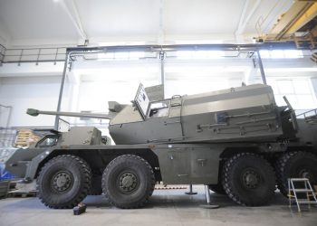 Samohybná kanónová húfnica 8x8 Zuzana vo výrobnej hale spoločnosti Konštrukta – Defence v Dubnici nad Váhom, ktorá sa bude podieľať na výrobe fínskych kolesových bojových obrnených vozidiel 8x8 Patria pre Ozbrojené sily (OS) SR. Spoločnosť montuje vojenské vozidlá húfnicu 6x6 Eva a 8x8 húfnicu Zuzana. Dubnica nad Váhom, 5. máj 2022 (Foto: SITA/Tomáš Somr)