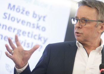 Bývalý podpredseda vlády, minister financií SR a poradca ukrajinskej vlády Ivan Mikloš počas konferencie Energeticky nezávislé Slovensko na témy: Môže byť Slovensko energeticky nezávislé? Vyčerpali sme obnoviteľné zdroje energie? Dokedy jadrová energetika? (Foto: SITA/Branislav Bibel)