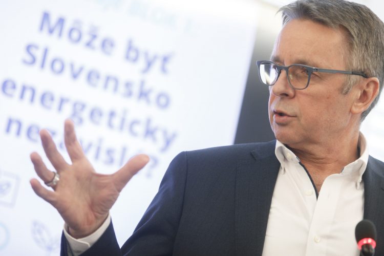 Bývalý podpredseda vlády, minister financií SR a poradca ukrajinskej vlády Ivan Mikloš počas konferencie Energeticky nezávislé Slovensko na témy: Môže byť Slovensko energeticky nezávislé? Vyčerpali sme obnoviteľné zdroje energie? Dokedy jadrová energetika? (Foto: SITA/Branislav Bibel)