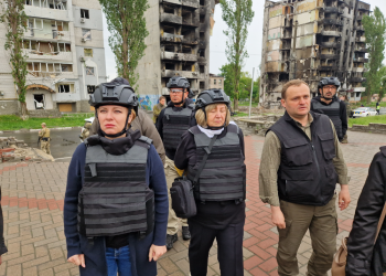 Prezidentka SR Zuzana Čaputová (vľavo) navštívila mestá na Ukrajine, v ktorých ruské jednotky útočili na civilné ciele, školy, kultúrne centrá a obytné domy a boli značne zničené raketovými útokmi a ostreľovaním. Bratislava, 31. máj 2022 (Foto: SITA/Kancelária prezidentky SR)