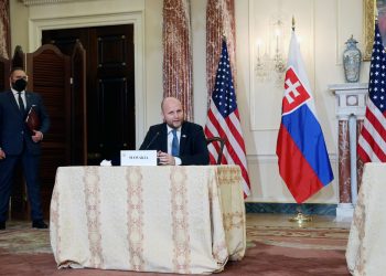 Minister obrany SR Jaroslav Naď (vpravo) po podpise Dohody o spolupráci v oblasti obrany medzi vládami SR a USA v americkom Washingtone. Bratislava, 4. február 2022 (Foto: SITA/Ivan Kelement/MO SR)