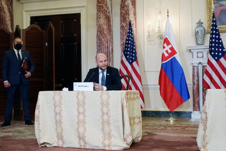 Minister obrany SR Jaroslav Naď (vpravo) po podpise Dohody o spolupráci v oblasti obrany medzi vládami SR a USA v americkom Washingtone. Bratislava, 4. február 2022 (Foto: SITA/Ivan Kelement/MO SR)
