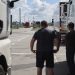Vodiči kamiónov stoja pri svojich nákladných vozidlách na rusko-litovskej hranici v Kaliningradskej oblasti v Rusku (Foto: SITA/AP Photo)