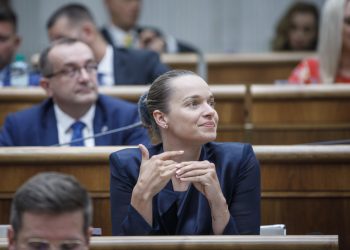 Nezaradená poslankyňa parlamentu Romana Tabák počas rokovania pokračujúcej 65. schôdze Národnej rady SR. Bratislava, 24. máj 2022 (Foto: SITA/Branislav Bibel)
