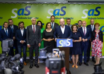 Predseda strany SaS Richard Sulík (v popredí) počas tlačovej konferencie strany Sloboda a Solidarita (SaS) po mimoriadnom zasadnutí republikovej rady a poslaneckého klubu v Liberálnom dome. Strana SaS vypovedala koaličnú zmluvu a od premiéra Eduarda Hegera očakáva vypracovanie novej, ktorá bude reflektovať na aktuálne politické dianie. Bratislava, 6. júl 2022 (Foto: SITA/Jana Birošová)