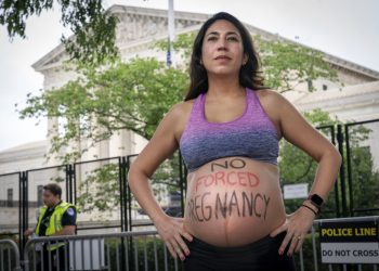 Julia Bradleyová-Cooková z Washingtonu, ktorá je v 7. mesiaci tehotenstva, pózuje pre portrét počas protestov za práva na interrupciu, sobota 14. mája 2022, pred Najvyšším súdom vo Washingtone (Foto: SITA/AP Photo/Jacquelyn Martin)
