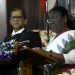 Na snímke zverejnenej indickým prezidentským palácom nová indická prezidentka Draupadí Murmúová (vpravo) skladá prísahu predsedovi indického najvyššieho súdu N. V. Ramanovi (vľavo) v Naí Dillí v pondelok 25. júla 2022 (Foto: SITA/AP/Indický prezidentský palác)