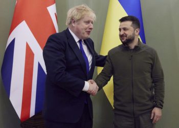 Boris Johnson pricestoval na Ukrajinu v sobotu 9. apríla 2022, aby sa na znak solidarity stretol s prezidentom Volodymyrom Zelenským (Foto: SITA/AP/Ukrainian Presidential Press Office)