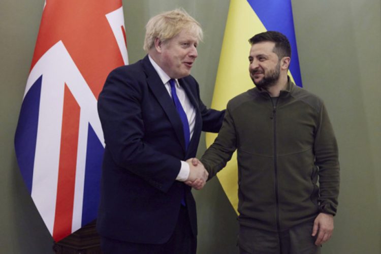 Boris Johnson pricestoval na Ukrajinu v sobotu 9. apríla 2022, aby sa na znak solidarity stretol s prezidentom Volodymyrom Zelenským (Foto: SITA/AP/Ukrainian Presidential Press Office)