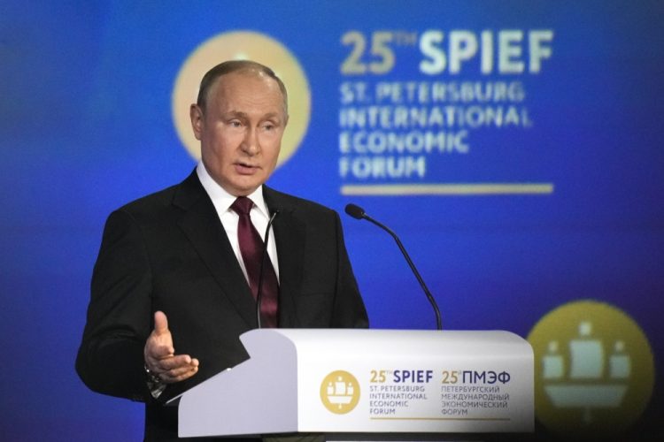 Ruský prezident Vladimir Putin gestikuluje počas prejavu na plenárnom zasadnutí Petrohradského medzinárodného ekonomického fóra v Petrohrade v piatok 17. júna 2022  (Foto: SITA/AP Photo/Dmitri Lovetsky)