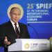 Ruský prezident Vladimir Putin gestikuluje počas prejavu na plenárnom zasadnutí Petrohradského medzinárodného ekonomického fóra v Petrohrade v piatok 17. júna 2022  (Foto: SITA/AP Photo/Dmitri Lovetsky)