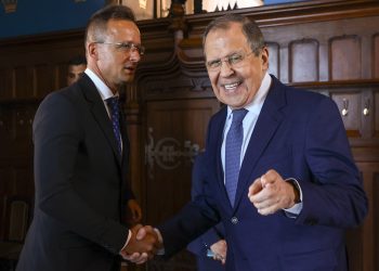Ruský minister zahraničných vecí Sergej Lavrov (vpravo) a maďarský minister zahraničných vecí a obchodu Peter Szijjarto sa zdravia pred rokovaním v Moskve vo štvrtok 21. júla 2022 (Foto: SITA/AP/Tlačová služba ruského ministerstva zahraničných vecí)