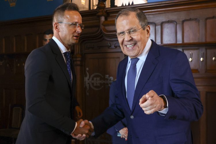 Ruský minister zahraničných vecí Sergej Lavrov (vpravo) a maďarský minister zahraničných vecí a obchodu Peter Szijjarto sa zdravia pred rokovaním v Moskve vo štvrtok 21. júla 2022 (Foto: SITA/AP/Tlačová služba ruského ministerstva zahraničných vecí)