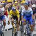 Víťaz etapy Holanďan Dylan Groenewegen (vpravo) prechádza cieľovou čiarou pred druhým Belgičanom Woutom Van Aertom, ktorý má na sebe žltý dres lídra celkového poradia, zatiaľ čo Slovák Peter Sagan (vľavo) ukazuje a sťažuje sa počas tretej etapy cyklistických pretekov Tour de France dlhej 182 km so štartom vo Vejle a cieľom v Sonderborgu v Dánsku v nedeľu 3. júla 2022. (Foto: SITA/AP Photo/Daniel Cole)