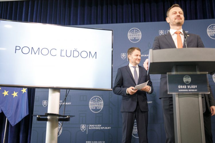 Zľava: Minister financií SR Igor Matovič a predseda vlády SR Eduard Heger počas tlačovej konferencie predstaviteľov vládnej koalície na tému: Pomoc ľuďom. Bratislava, 21. apríl 2022 (Foto: SITA/Branislav Bibel)