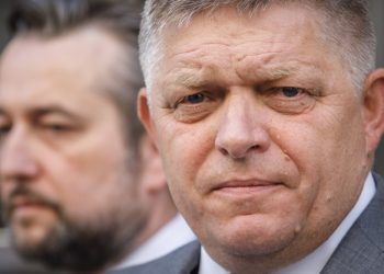 Zľava: Podpredseda strany SMER-SD Ľuboš Blaha a  predseda strany SMER-SD Robert Fico počas tlačovej besedy strany Smer - sociálna demokracia, v rámci ktorej podali na Generálnu prokuratúru SR trestné oznámenie pre podozrenie zo spáchania zločinu sabotáže. Bratislava, 17. august 2022 (Foto: SITA/Branislav Bibel)