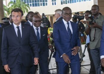 Francúzsky prezident Emmanuel Macron (vľavo) víta prezidenta Beninu Patricea Talona na prezidentskom úrade v Cotonou v stredu 27. júla 2022. Macron je na turné po troch krajinách s cieľom zlepšiť vzťahy s krajinami západnej a strednej Afriky. Benin je po návšteve Kamerunu jeho druhou etapou cesty (Foto: SITA/AP Photo/David Gnaha)