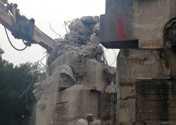 Robotníci začínajú búrať pamätník Červenej armády zo sovietskej éry v poľskom meste Brzeg v stredu 24. augusta 2022 (Foto: SITA/AP/SIPN Wroclaw)