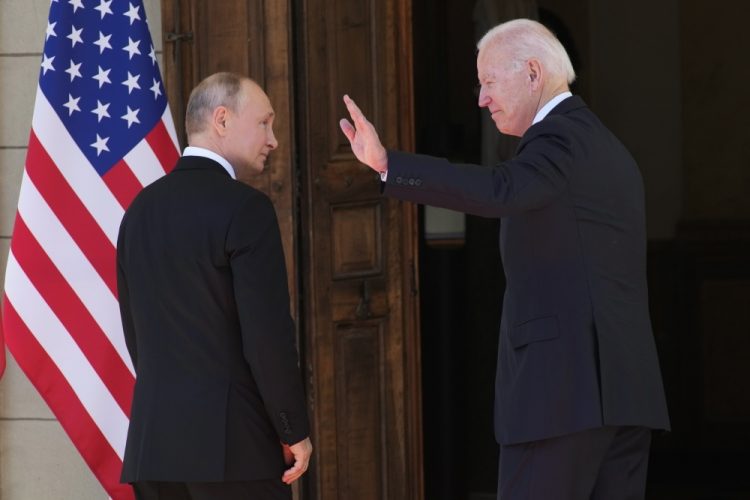 Americký prezident Joe Biden (vpravo) a ruský prezident Vladimir Putin vstupujú do "Villa la Grange" počas stretnutia vo švajčiarskej Ženeve v stredu 16. júna 2021 (Foto: SITA/AP Photo/Alexander Zemlianichenko)