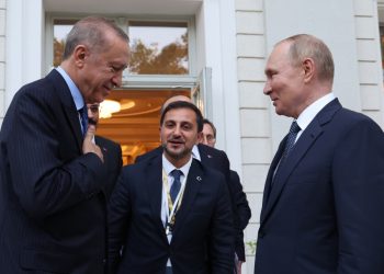 Ruský prezident Vladimir Putin (vpravo) a turecký prezident Recep Tayyip Erdogan si navzájom ďakujú po rozhovoroch v sanatóriu Rus v ruskom čiernomorskom letovisku Soči v piatok 5. augusta 2022. Erdogan v piatok navštívil Rusko, kde rokoval s ruským prezidentom Vladimirom Putinom a zameral sa na dohodu o obilí, ktorú sprostredkovalo Turecko a OSN, vyhliadky na rozhovory o ukončení nepriateľských akcií na Ukrajine, situáciu v Sýrii a rastúce hospodárske väzby medzi Moskvou a Ankarou (Foto: SITA/AP/Vjačeslav Prokofjev, Sputnik, Kremlin)