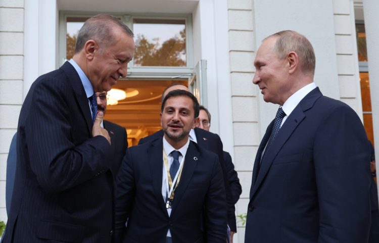 Ruský prezident Vladimir Putin (vpravo) a turecký prezident Recep Tayyip Erdogan si navzájom ďakujú po rozhovoroch v sanatóriu Rus v ruskom čiernomorskom letovisku Soči v piatok 5. augusta 2022. Erdogan v piatok navštívil Rusko, kde rokoval s ruským prezidentom Vladimirom Putinom a zameral sa na dohodu o obilí, ktorú sprostredkovalo Turecko a OSN, vyhliadky na rozhovory o ukončení nepriateľských akcií na Ukrajine, situáciu v Sýrii a rastúce hospodárske väzby medzi Moskvou a Ankarou (Foto: SITA/AP/Vjačeslav Prokofjev, Sputnik, Kremlin)