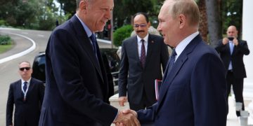 Ruský prezident Vladimir Putin (vpravo) víta tureckého prezidenta Recepa Tayyipa Erdogana po príchode do sanatória Rus v ruskom čiernomorskom letovisku Soči v piatok 5. augusta 2022 (Foto: SITA/AP/Vjačeslav Prokofjev, Sputnik, Kremlin)