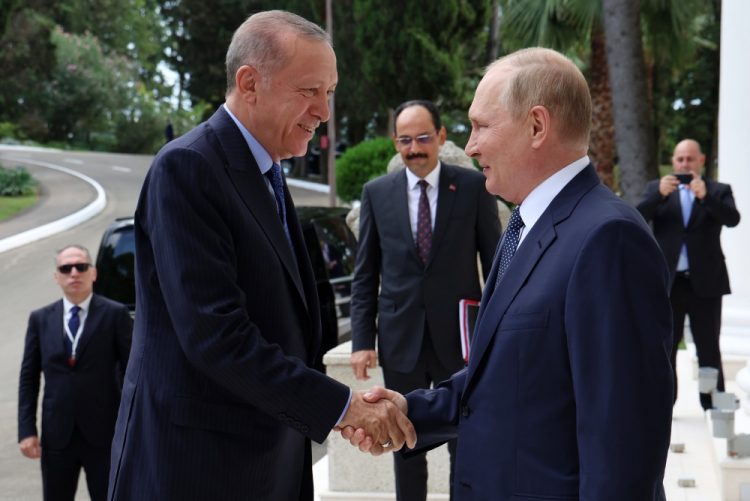 Ruský prezident Vladimir Putin (vpravo) víta tureckého prezidenta Recepa Tayyipa Erdogana po príchode do sanatória Rus v ruskom čiernomorskom letovisku Soči v piatok 5. augusta 2022 (Foto: SITA/AP/Vjačeslav Prokofjev, Sputnik, Kremlin)