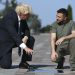 Ukrajinský prezident Volodymyr Zelenskyj (vpravo) a britský premiér Boris Johnson sa rozprávajú na "Pochode odvážnych" v Kyjeve v stredu 24. augusta 2022. Tabuľky s menami "Chodník statočných" označujú tých, ktorí pomohli v boji proti ruskej invázii na Ukrajinu (Foto: SITA/AP Photo/Andrew Kravchenko)