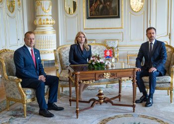 Sprava: Predseda vlády SR Eduard Heger, prezidentka SR Zuzana Čaputová a
predseda Národnej rady SR Boris Kollár počas stretnutia troch najvyšších
ústavných činiteľov ku koaličnej kríze v Prezidentskom paláci.
Bratislava, 31. august 2022  (Foto: SITA/Jana Birošová)