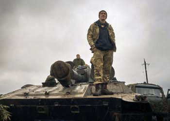 Ukrajinský vojak stojí na tanku na ceste na oslobodenom území Charkovskej oblasti na Ukrajine v pondelok 12. septembra 2022 (Foto: SITA/AP Photo/Kostiantyn Liberov)