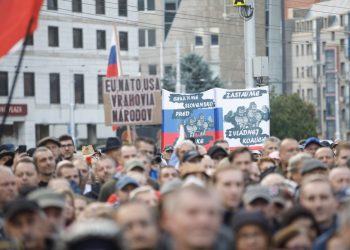 Transparenty počas protivládneho protestu za predčasné voľby a za efektívny boj so zdražovaním, ktorý organizovala strana Smer - sociálna demokracia pred Prezidentským palácom. Bratislava, 20. september 2022. (Foto: SITA/Branislav Bibel)