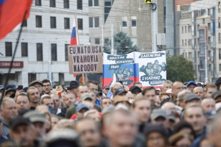 Transparenty počas protivládneho protestu za predčasné voľby a za efektívny boj so zdražovaním, ktorý organizovala strana Smer - sociálna demokracia pred Prezidentským palácom. Bratislava, 20. september 2022. (Foto: SITA/Branislav Bibel)
