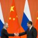 Čínsky prezident Si Ťin-pching (vpravo) a ruský prezident Vladimir Putin si podávajú ruky (Foto: SITA/AP Photo/Alexander Zemlianichenko)