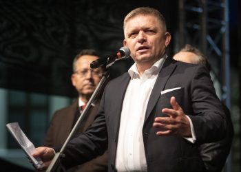 Predseda strany SMER-SD Róbert Fico počas protivládneho protestu za predčasné voľby a za efektívny boj so zdražovaním, ktorý organizovala strana SMER - sociálna demokracia pred Prezidentským palácom. Bratislava, 20. september 2022 (Foto: SITA/Branislav Bibel)