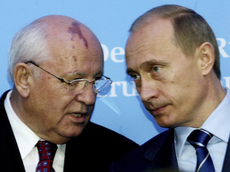 Ruský prezident Vladimir Putin (vpravo) hovorí s bývalým sovietskym prezidentom Michailom Gorbačovom na začiatku tlačovej konferencie (Foto: SITA/AP Photo/Heribert Proepper)