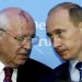 Ruský prezident Vladimir Putin (vpravo) hovorí s bývalým sovietskym prezidentom Michailom Gorbačovom na začiatku tlačovej konferencie (Foto: SITA/AP Photo/Heribert Proepper)