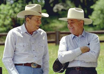 Bývalý prezident Ronald Reagan (vľavo) a bývalý sovietsky prezident Michail Gorbačov si nasadzujú kovbojské klobúky počas chvíle strávenej na Reaganovom sídle Rancho del Cielo severne od kalifornskej Santa Barbary 2. mája 1992 (Foto: SITA/AP Photo/Bob Galbraith)