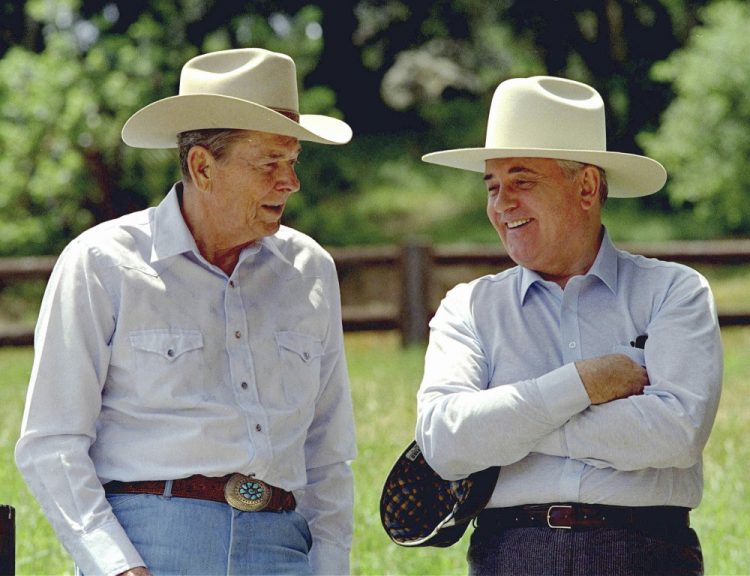 Bývalý prezident Ronald Reagan (vľavo) a bývalý sovietsky prezident Michail Gorbačov si nasadzujú kovbojské klobúky počas chvíle strávenej na Reaganovom sídle Rancho del Cielo severne od kalifornskej Santa Barbary 2. mája 1992 (Foto: SITA/AP Photo/Bob Galbraith)