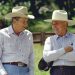 Bývalý prezident Ronald Reagan (vľavo) a bývalý sovietsky prezident Michail Gorbačov si nasadzujú kovbojské klobúky počas chvíle strávenej na Reaganovom sídle Rancho del Cielo severne od kalifornskej Santa Barbary 2. mája 1992 (Foto: SITA/AP Photo/Bob Galbraith)