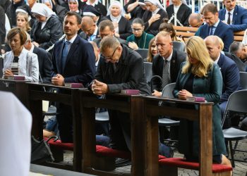 Sprava v prvom rade: Prezidentka SR Zuzana Čaputová, predseda Národnej rady SR Boris Kollár, premiér SR Eduard Heger a jeho manželka Lucia Hegerová počas slávnostnej svätej omše v Šaštíne-Strážach pri príležitosti Národnej púte k Sedembolestnej Panne Márii, patrónke Slovenska, ktorej sviatok si katolícka cirkev na Slovensku pripomína vždy 15. septembra. Šaštín-Stráže, okr. Senica, 15. september 2022 (Foto: SITA/Martin Medňanský)