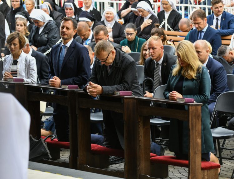 Sprava v prvom rade: Prezidentka SR Zuzana Čaputová, predseda Národnej rady SR Boris Kollár, premiér SR Eduard Heger a jeho manželka Lucia Hegerová počas slávnostnej svätej omše v Šaštíne-Strážach pri príležitosti Národnej púte k Sedembolestnej Panne Márii, patrónke Slovenska, ktorej sviatok si katolícka cirkev na Slovensku pripomína vždy 15. septembra. Šaštín-Stráže, okr. Senica, 15. september 2022 (Foto: SITA/Martin Medňanský)
