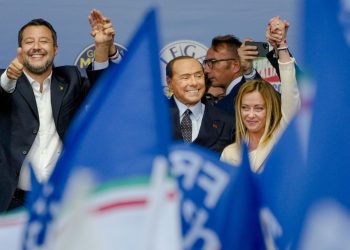 Matteo Salvini z Ligy, Silvio Berlusconi z Forza Italia a Giorgia Meloni z Bratov Talianska (zľava) sa zúčastňujú na záverečnom zhromaždení stredopravej koalície v centre Ríma vo štvrtok 22. septembra 2022. Práve v čase osláv svojich 86. narodenín sa bývalý taliansky premiér Silvio Berlusconi vracia do talianskeho parlamentu, keď získal kreslo v Senáte takmer desať rokov po tom, ako mu bol zakázaný výkon verejných funkcií kvôli odsúdeniu za daňové podvody (Foto: SITA/AP Photo/Alessandra Tarantino).