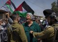 Palestínčan sa háda s izraelskými vojakmi počas protestu proti výstavbe novej cesty pre izraelských osadníkov pri palestínskej dedine Beita severne od mesta Nábulus na Západnom brehu Jordánu v stredu 25. augusta 2021 (Foto: SITA/AP Photo/Majdi Mohammed)