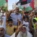 Palestínčania mávajú svojimi národnými vlajkami, dvíhajú ruky a skandujú heslá počas zhromaždenia (Foto: SITA/AP Photo/Adel Hana)